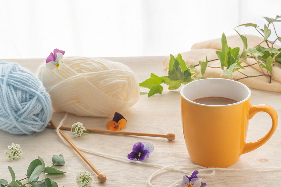 毛糸とコーヒーカップの写真