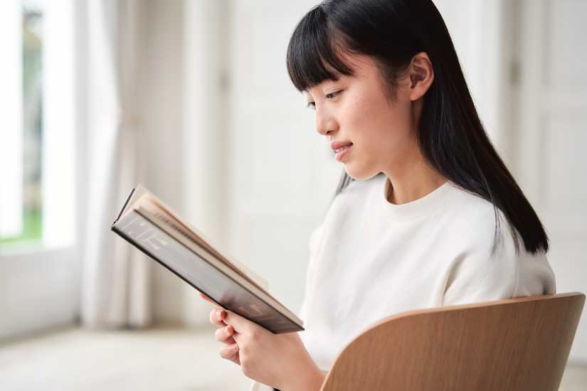 読書をする女性