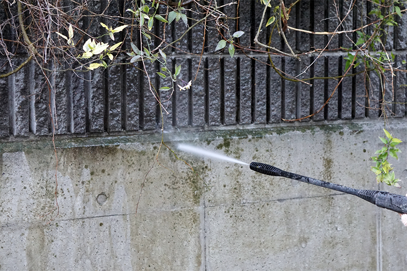 外壁を高圧機洗浄機で掃除している画像