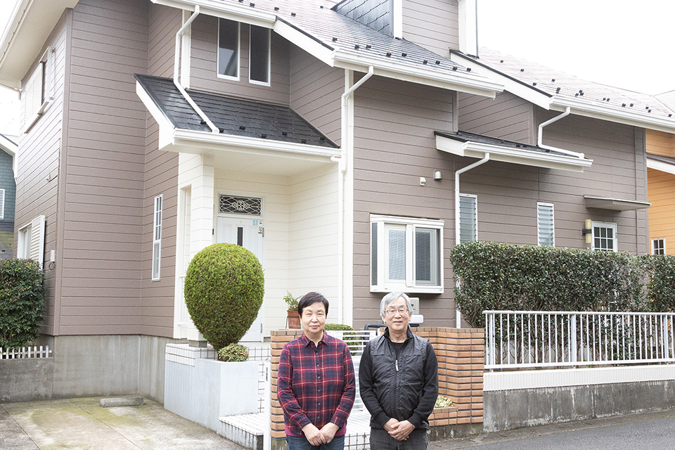 M様ご夫妻がご自宅の前で並んでいる。