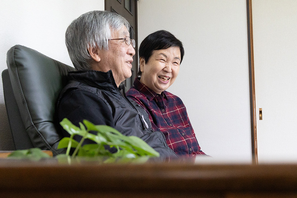 旦那様と奥様が話をしながら微笑んでいる