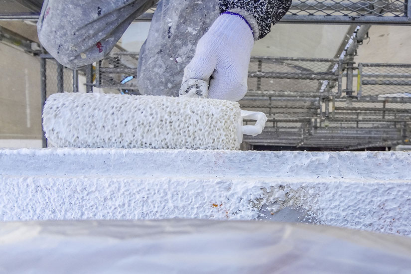 外壁塗装中の手元