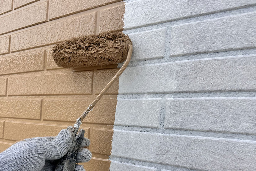 外壁塗装中の手元