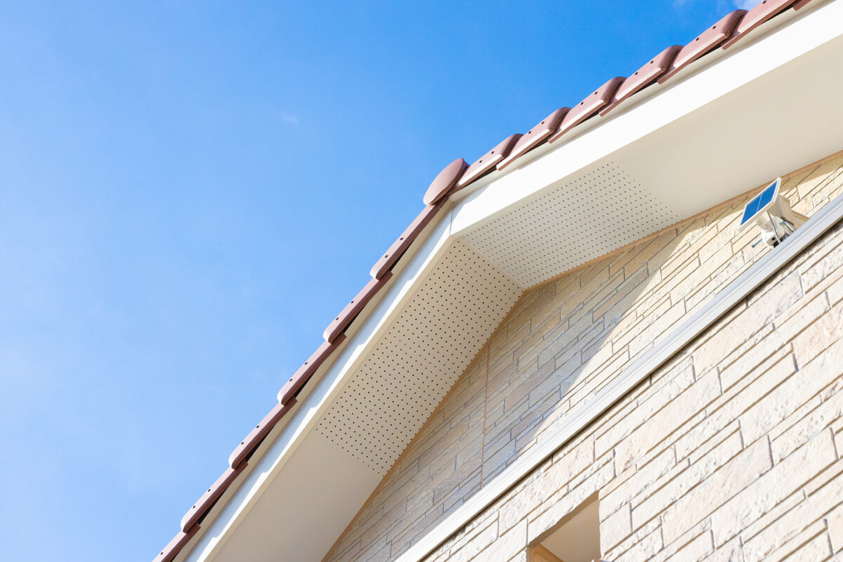 住宅の屋根の破風（屋根の三角部分）を見上げた写真