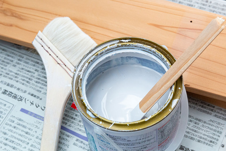 ハケ、ペンキ、木材や新聞紙などの塗装の道具