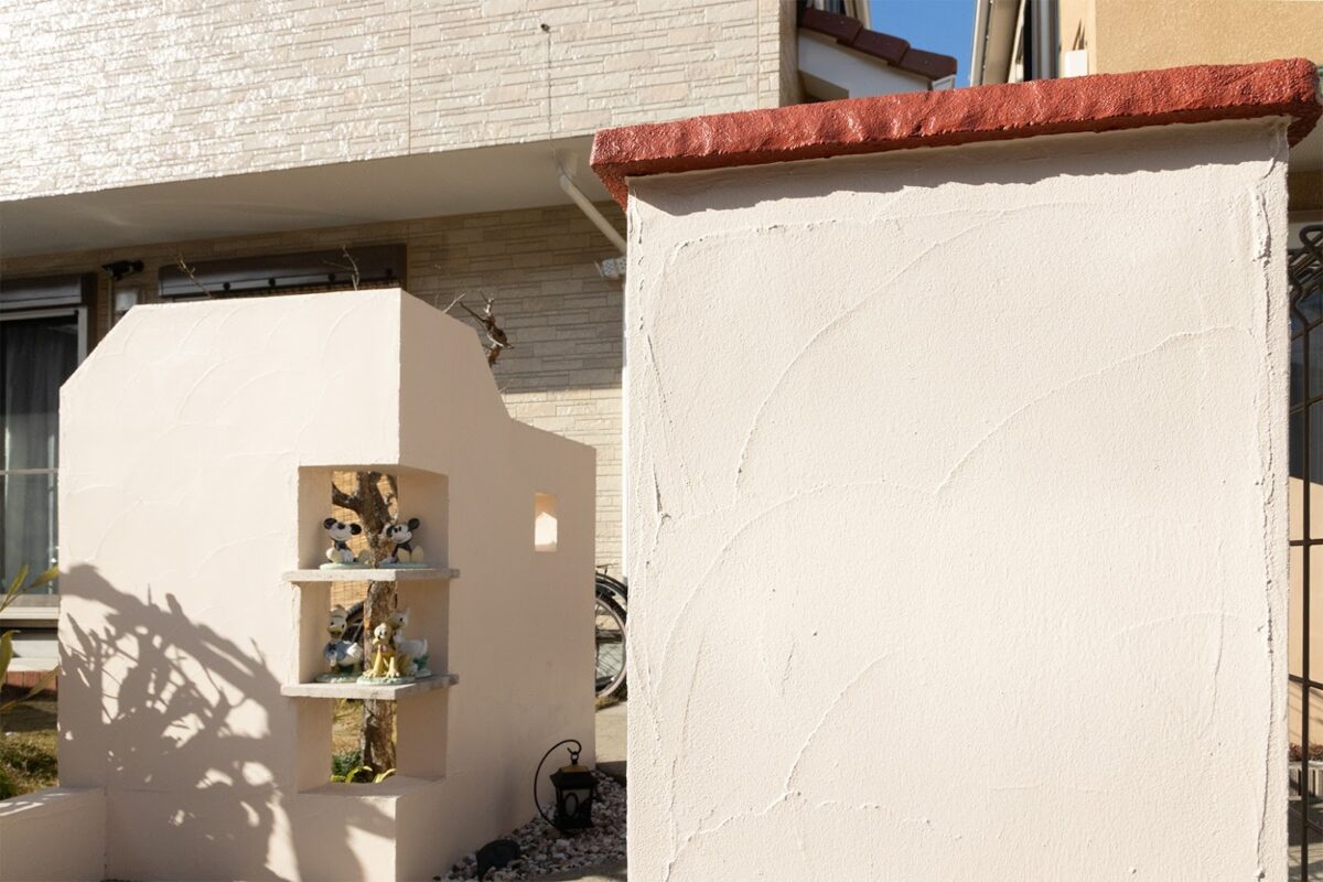 白い塗り壁の門まわり（外構）を写した写真