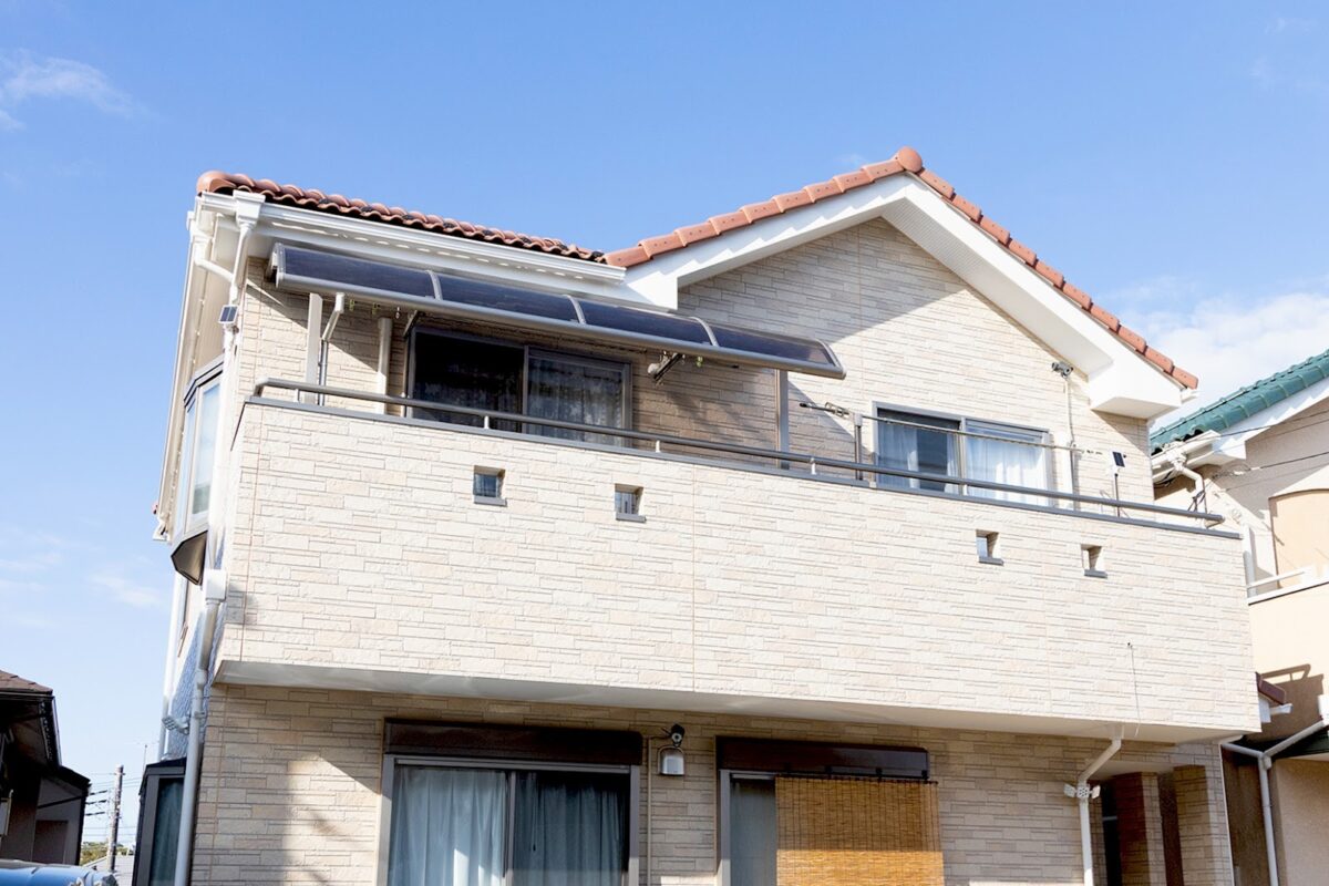 住宅の正面を少し下から見上げた外観写真