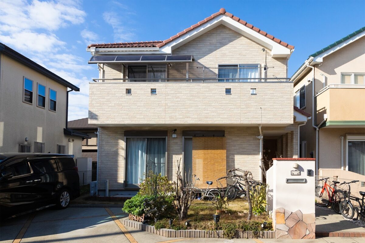 住宅の正面を真正面から撮影した外観写真