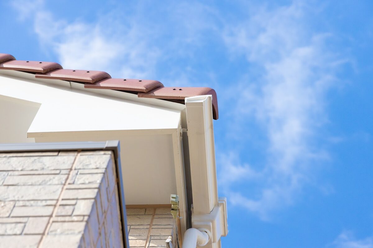 住宅の屋根の破風部分を見上げた写真