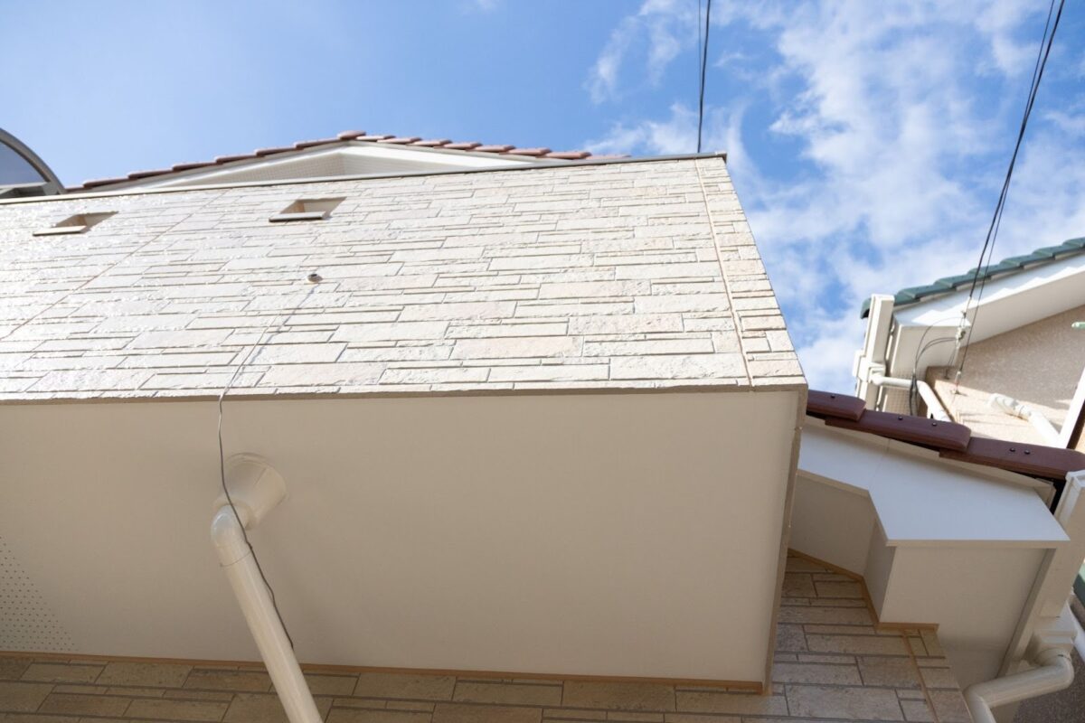 住宅の外壁とベランダ下面を下から見上げた写真