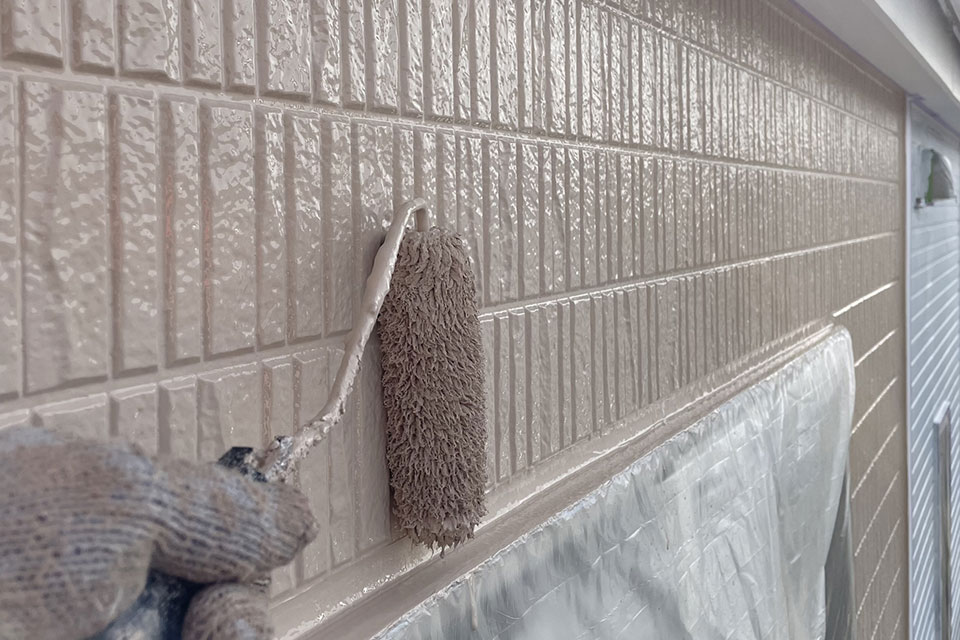 外壁塗装中の手元