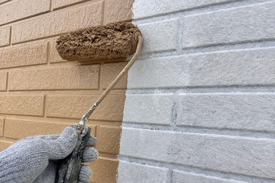 外壁塗装中の手元