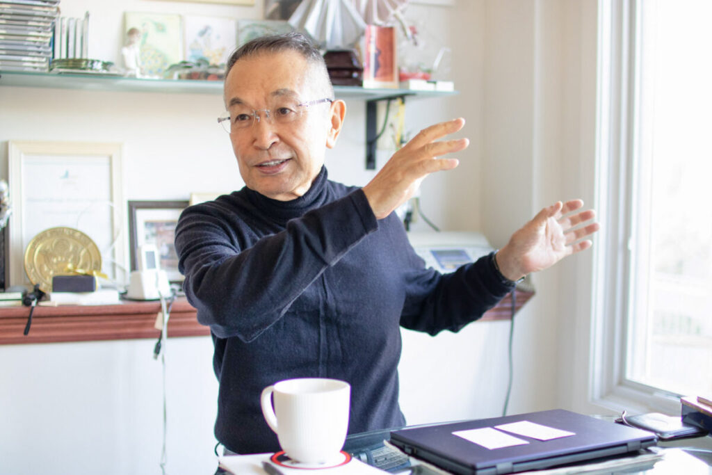 身振り手振りで話すU様の様子