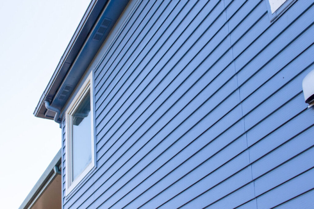 青く塗装された外壁