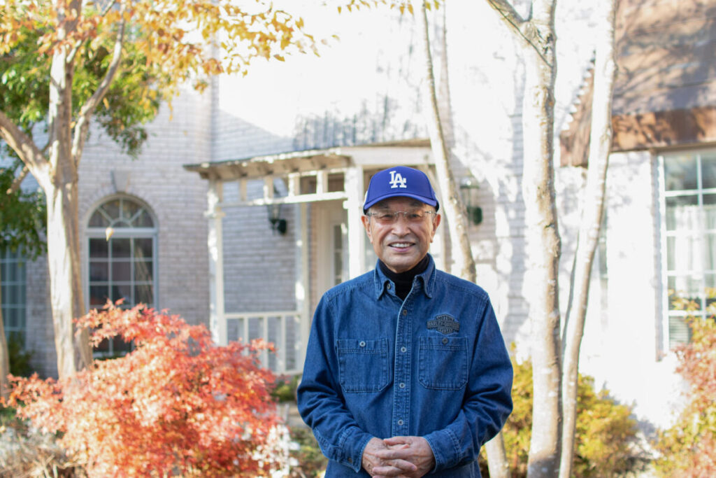 家の前に立つU様が微笑んでいる様子