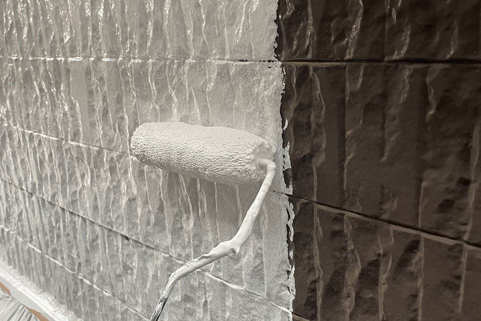 外壁塗装中の手元