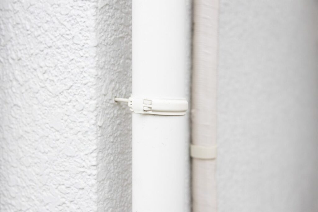 白く塗装された外壁と雨樋のクローズアップ写真