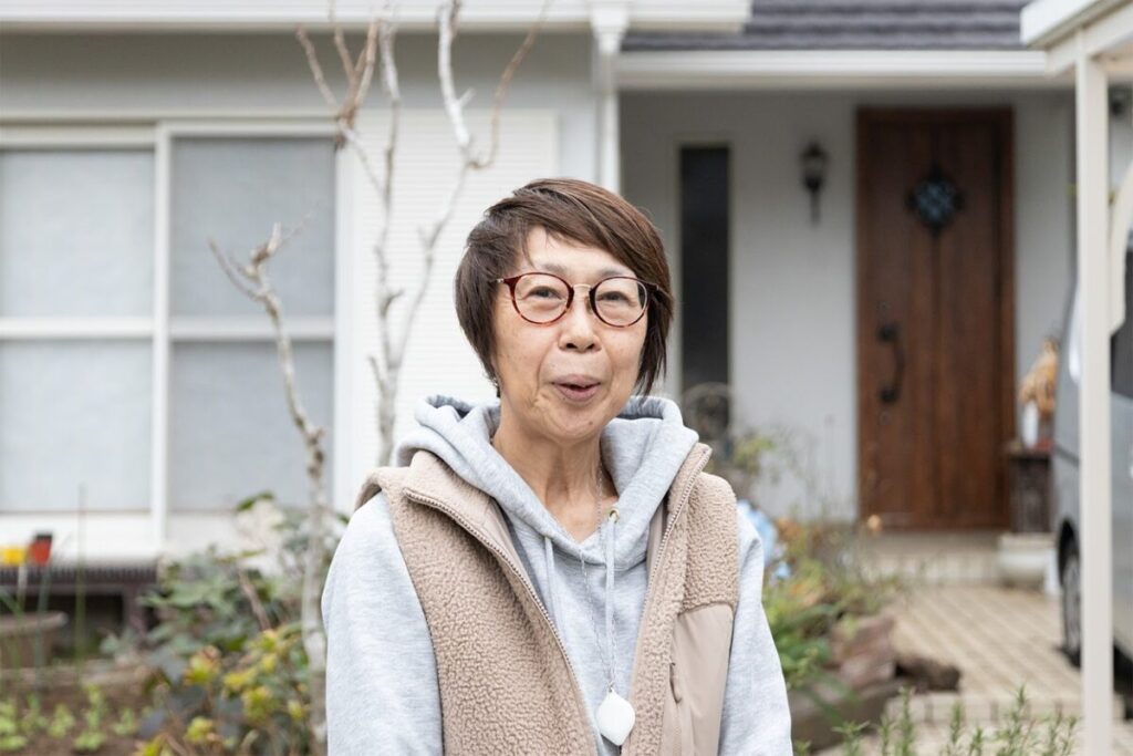 屋外で撮影したM様のバストショット