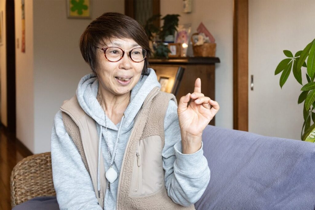 笑顔でインタビューを受けるM様