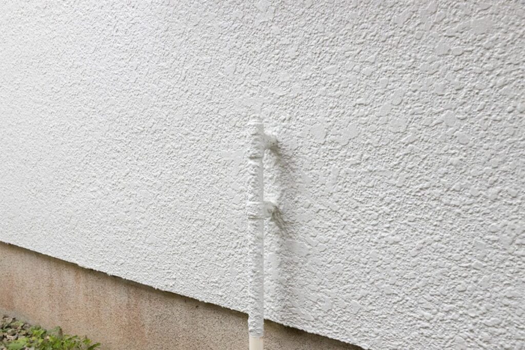 細部まで丁寧に白く塗装された外壁とガス管