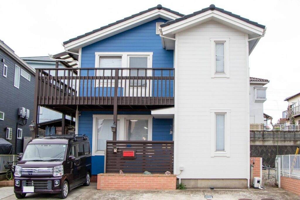 青と白のツートンカラーの北欧住宅の外観。