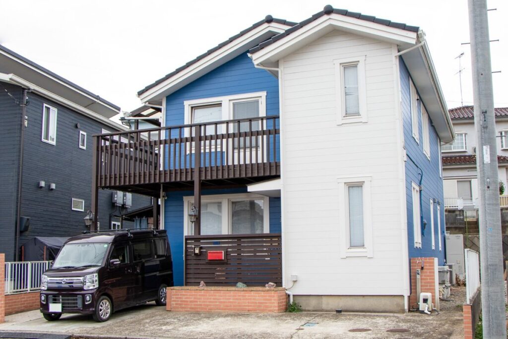 青と白のツートンカラーの北欧住宅の全景。